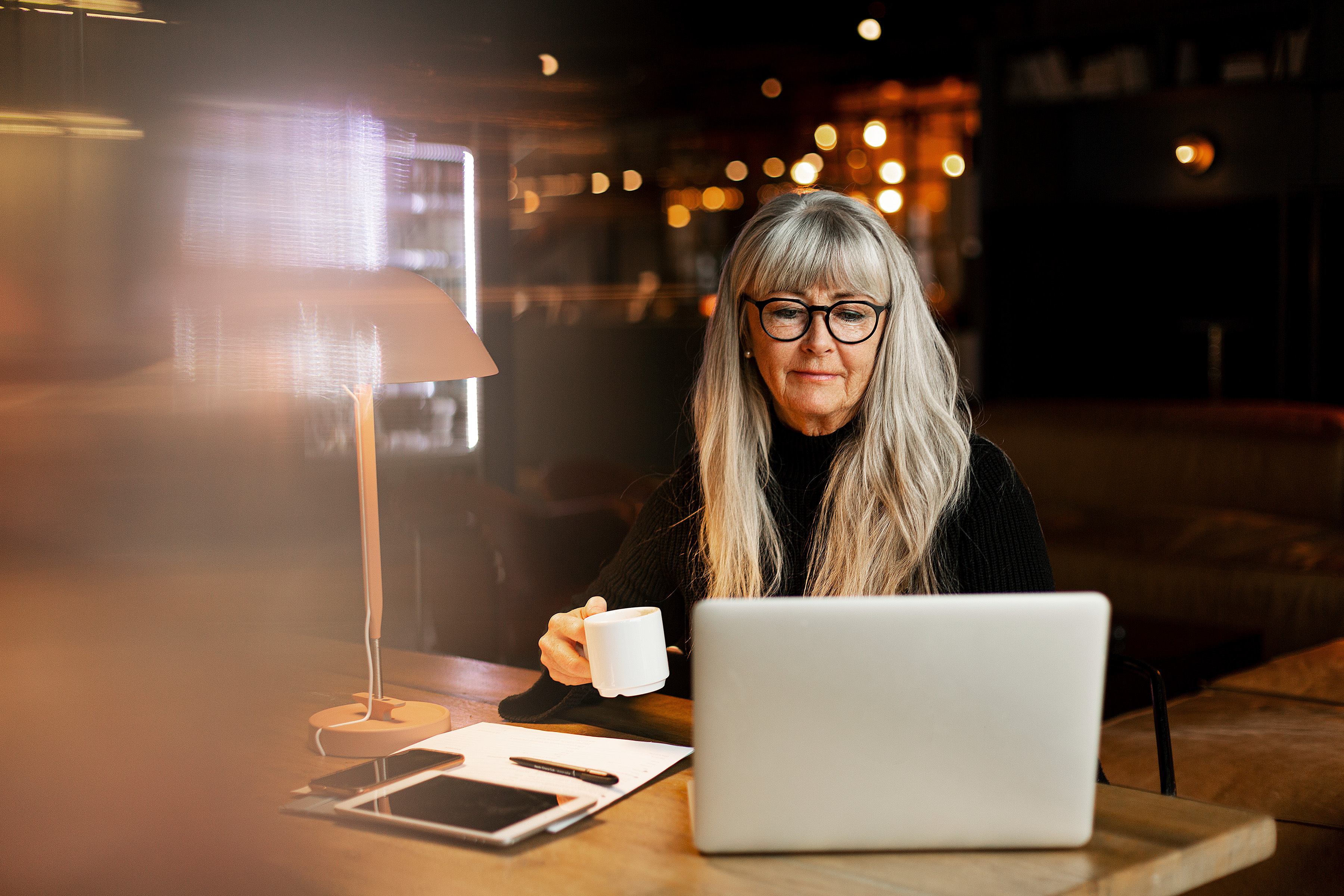 Women sitting in a cafe on her laptop