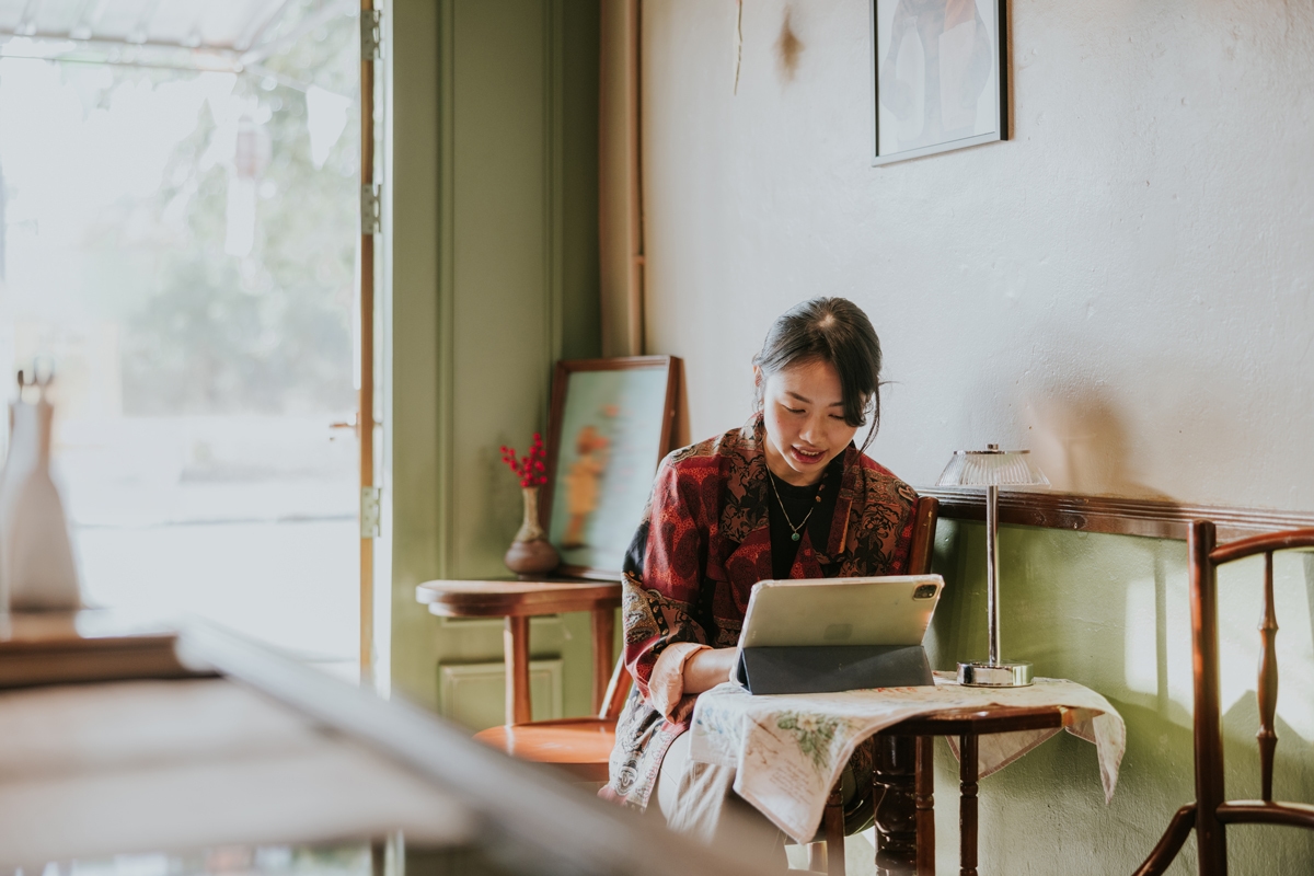 Happiness freelancer woman is working in the coffee shop